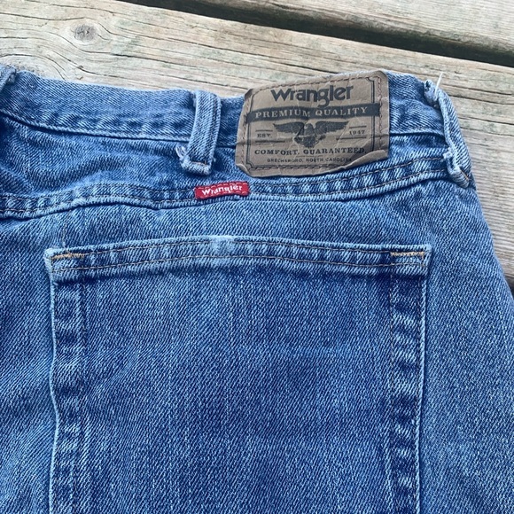 Wrangler Premium Quality Distressed Jeans - Men's 36x32 - Light Wash - Picture 2 of 9